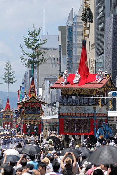 豪華絢爛な山鉾が車道を行進する、祇園祭の目玉「山鉾巡行」