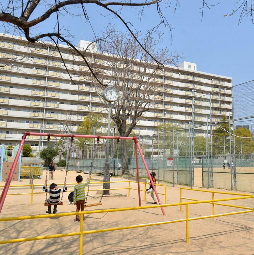 休校が続く。外出自粛で、子どもたちは公園で遊ぶこともままならない　（ｃ）朝日新聞社