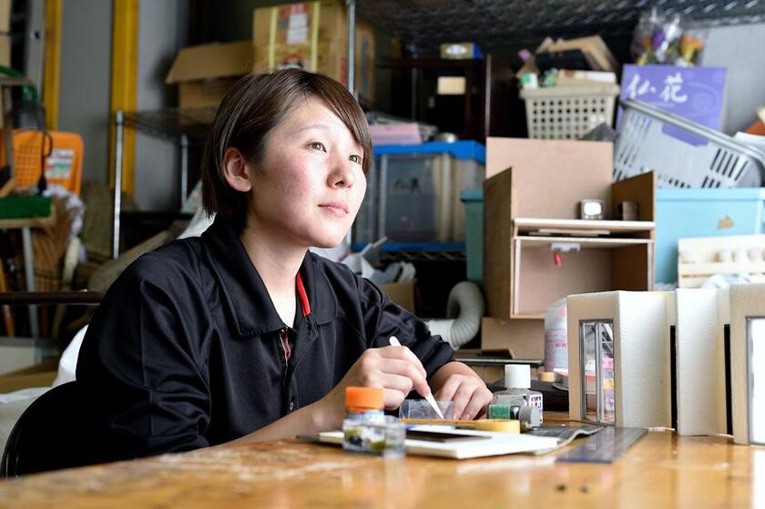 小島さんのミニチュアは国内外のＳＮＳなどで話題に。著書『時が止まった部屋　遺品整理人がミニチュアで伝える孤独死のはなし』（原書房）を８月に刊行（撮影／篠塚ようこ）