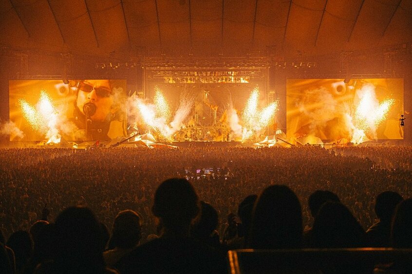 椎名林檎が登場し、millennium paradeの「W●RK」を披露するという一幕も。最初から最後までテンションを少しも落とさず、王座に座るロックバンドの貫禄を見せつけた。スタジアムで歌うことを想定して作られた「STARDOM」ではステージに炎が上がった(撮影/Kosuke Ito)