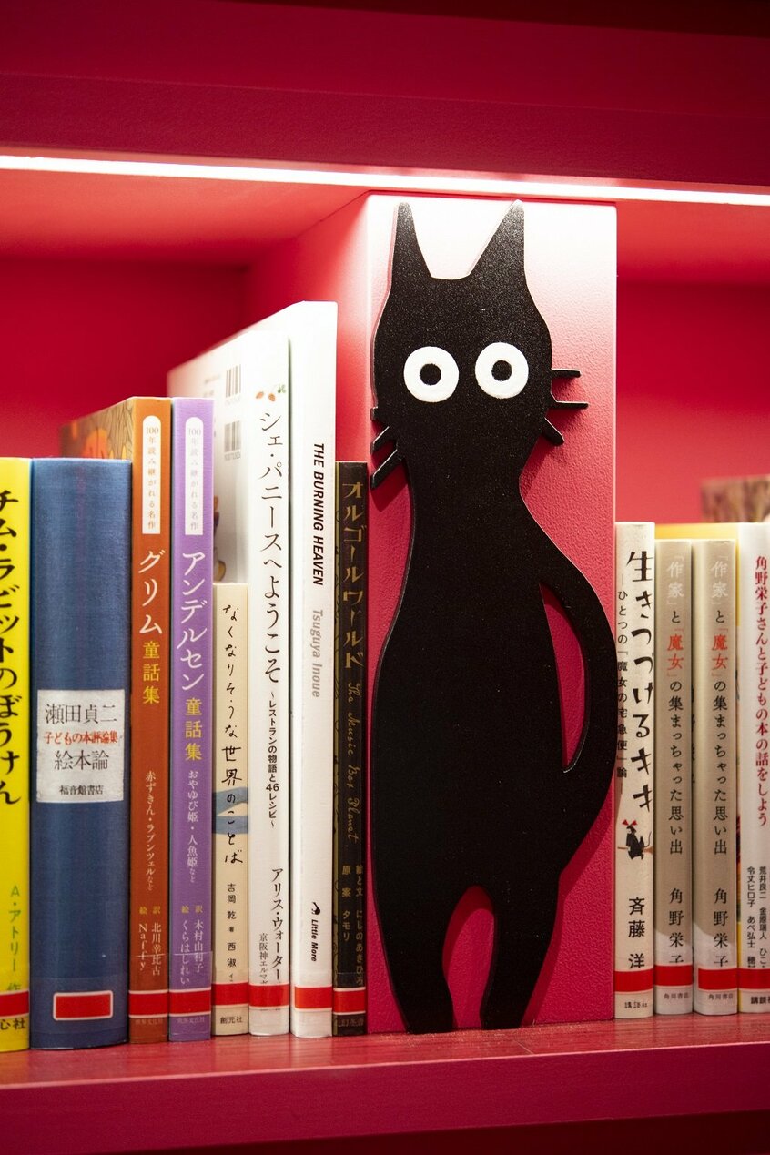魔女キキの相棒・黒猫のジジが描かれた本棚(撮影/写真映像部・高野楓菜)