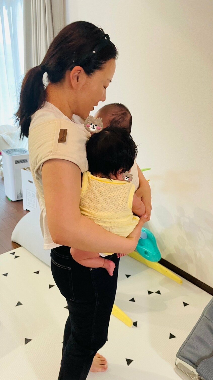 双子の子育てに励む有村智恵さん(事務所提供)