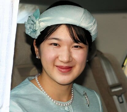 2ページ目)愛子さま23歳の品格 胸元に輝くブローチは完売品の