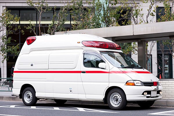 白地に赤のラインが入った日本の救急車