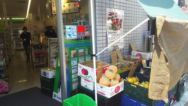 ファミリーマートの一部では店頭で野菜の特売が行われている＝東京都