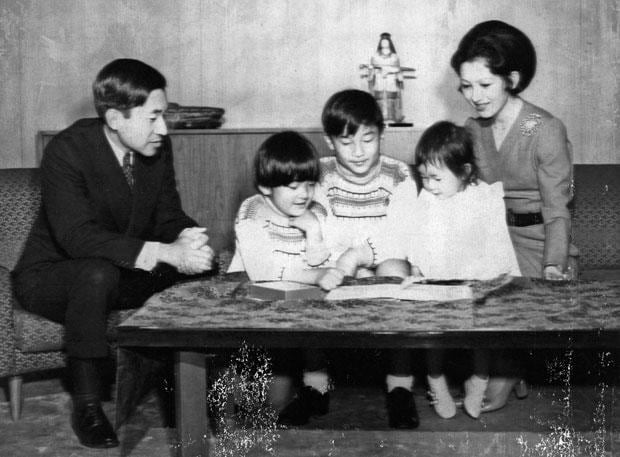 秋篠宮さま（左から２人目）の６歳の誕生日を前に、一家で絵本を囲んだ／１９７１年１１月２９日、東京・元赤坂の東宮御所で　（ｃ）朝日新聞社
