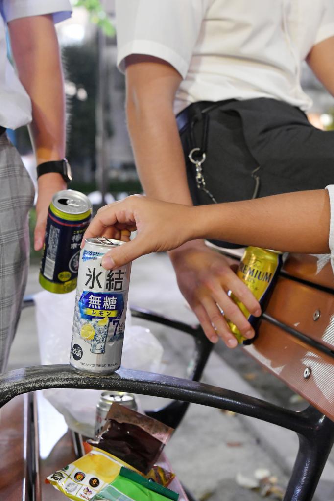 ９月中旬、東京・新橋の公園では「外飲み」を楽しむ若者が目立った。「同じ２０代でも、酒に対する価値観は全然違う」と話す男性も（ｐｈｏｔｏ　伊ケ崎　忍）
