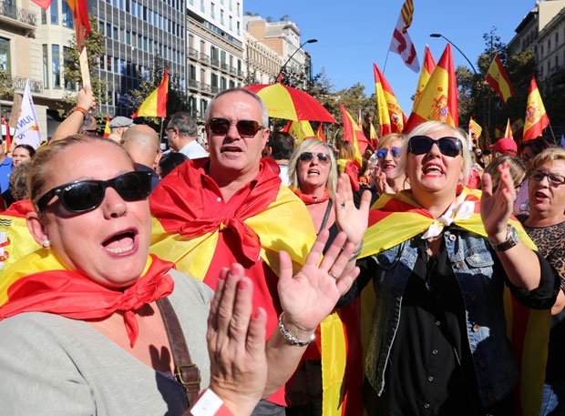 「スペイン万歳！」。バルセロナ中心部ではスペインの一体性を訴えるデモが起きた　（ｃ）朝日新聞社）
