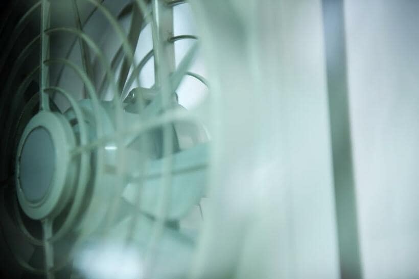 消毒はこまめに、換気に気を張って、マスク着用は必須……。これらの生活様式の変化が、知らず知らずのうちに人々の心にも影響を与えている（撮影／写真部・加藤夏子）