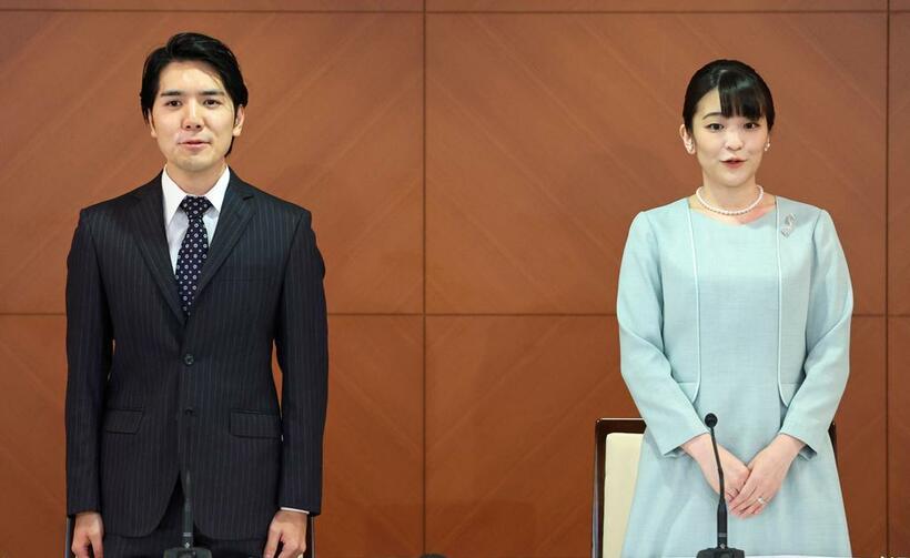 会見での小室圭さんと小室眞子さん