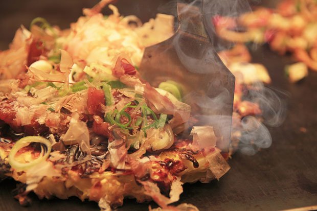 麺類やお好み焼きなどとご飯類を一緒に食べるのが好きな人は、肥満度が高い（※イメージ）