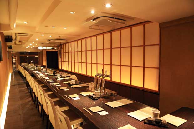 鳥善　瀬尾東京都港区麻布十番１－４－２　カーサツルオカＢ１／営業・１８：００～２３：００Ｌ．Ｏ．／休日・日（撮影／写真部・松永卓也）