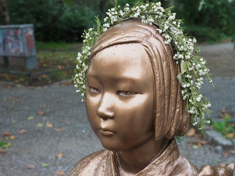 ベルリン市内の公園前に置かれた慰安婦を象徴する少女像（C）朝日新聞社