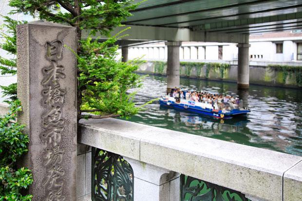 日本の道路の起点でもある日本橋（東京都中央区）のたもとには、日本橋魚河岸の碑が現在も残されている（撮影／今村拓馬）
