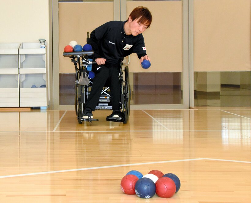 重度の脳性まひなど両手足に障害がある人向けに考案されたボッチャ。白い目標球の位置も動くため、戦況が目まぐるしく変わり、一発逆転も。最後の一投まで気が抜けない
