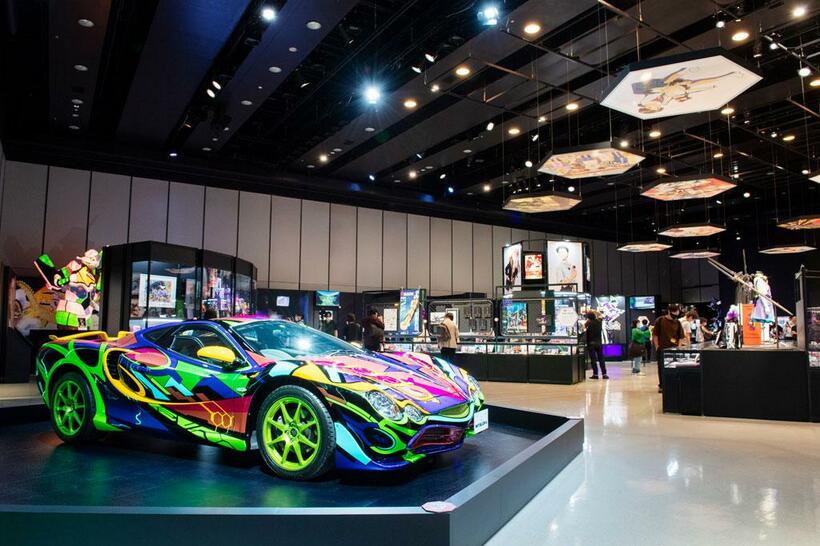 光岡自動車とコラボした「エヴァンゲリオン　オロチ」や歴代パチンコ台も展示。ちなみに庵野監督も神村さんもパチンコは打たないそうだ（撮影／写真映像部・高野楓菜）