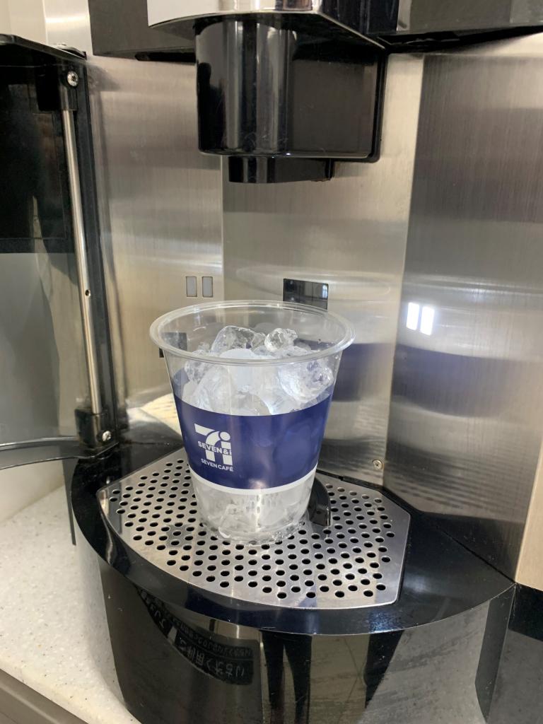 「水割りに使いたい」とカップだけ購入する客がいるほど、セブンカフェは氷も定評がある（写真＝セブン－イレブン提供）