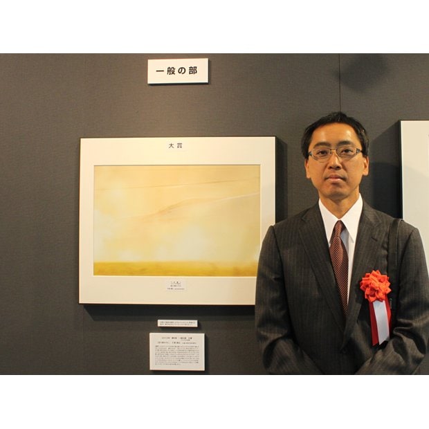 一般の部大賞（さいたま市長賞）を受賞した千葉満弘さん（44歳、神奈川県川崎市）と受賞作品「夏の終わりに」