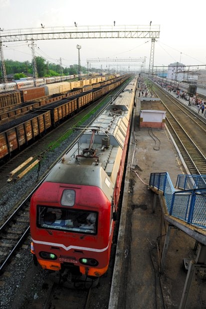 約１００年前に完成したシベリア鉄道はユーラシア大陸を東西に結ぶ大動脈。旅客列車はウラジオストクとモスクワを６泊７日で結ぶ。第２シベリア鉄道と言われるバム鉄道もある　（ｃ）朝日新聞社