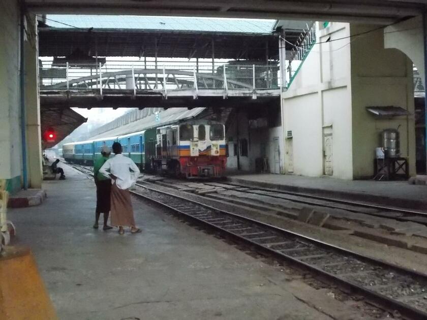 ヤンゴン駅。国鉄職員の不服従運動で、多くの列車が停まっている
