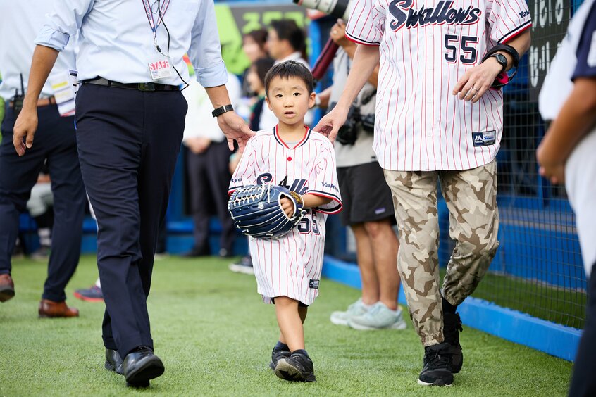 大好きな村上宗隆選手のレプリカユニフォームに身を包み、ベンチからマウンドへ向かう楽くん。満員の神宮球場でも緊張の気配はない(写真:佐藤創紀/写真映像部)