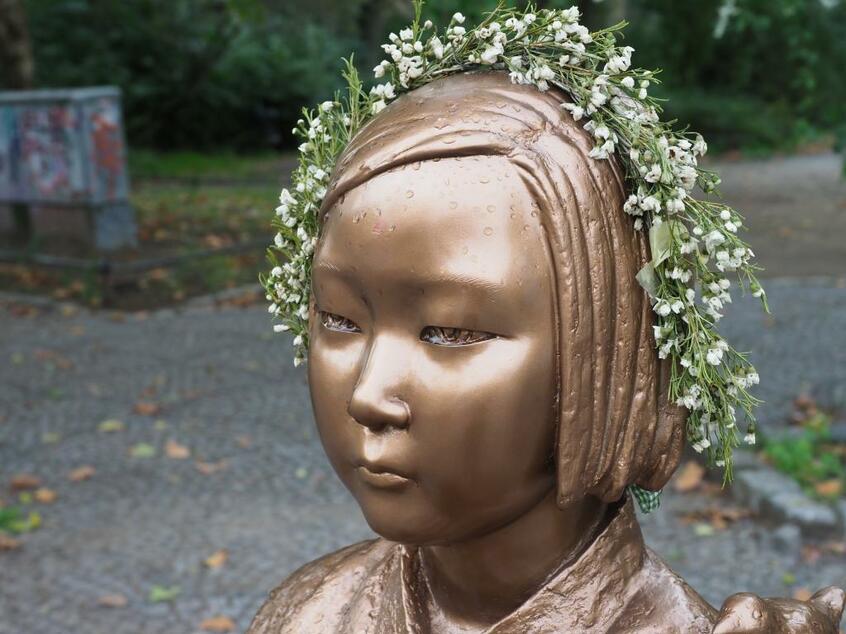 ベルリン市内の公園前に置かれた慰安婦を象徴する少女像(C)朝日新聞社