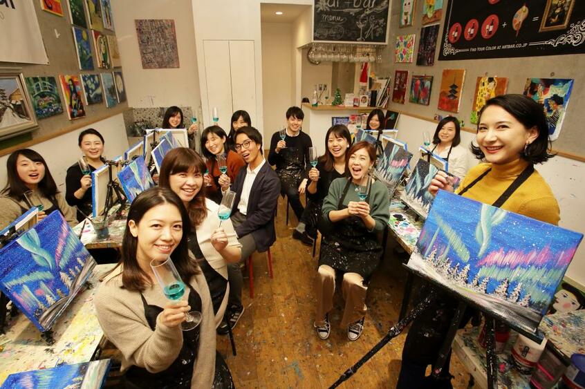 絵が完成してもう1杯。絵は自宅に飾ったりプレゼントしたり。右端がインストラクターの寺田ナオミさん。参加費は税込み5500円だ(撮影/小暮誠)