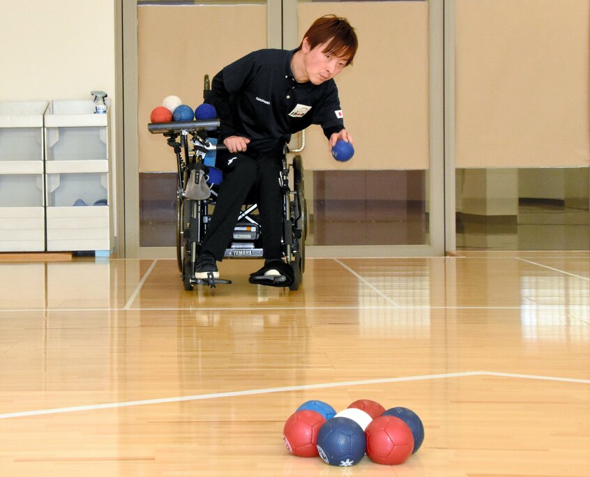 重度の脳性まひなど両手足に障害がある人向けに考案されたボッチャ。白い目標球の位置も動くため、戦況が目まぐるしく変わり、一発逆転も。最後の一投まで気が抜けない