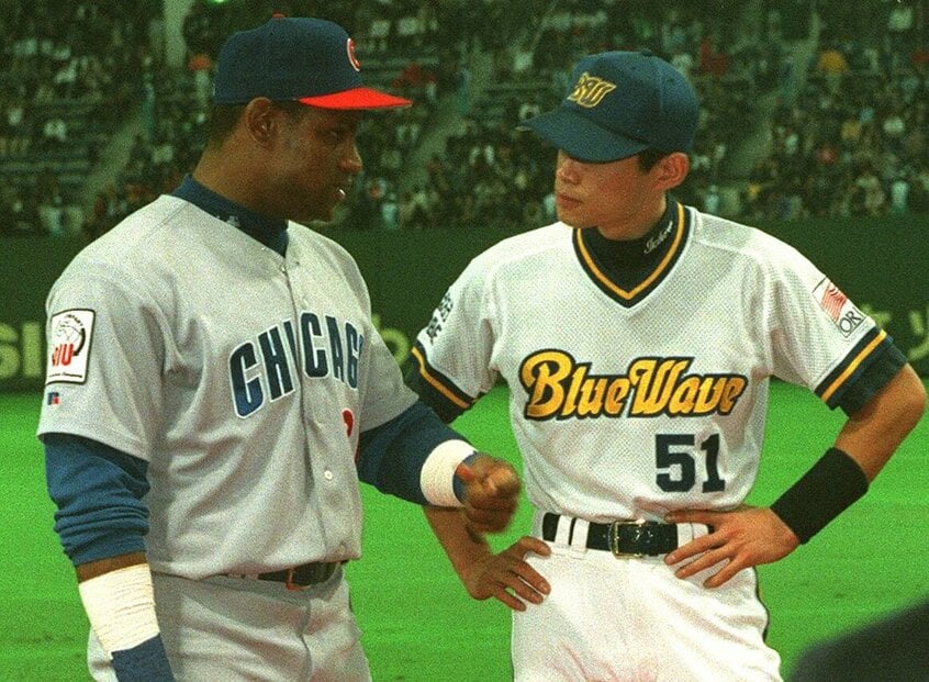 日米野球最終戦を終え、表彰式を前に談笑するMVPのソーサとイチロー=98年撮影 (c)朝日新聞社