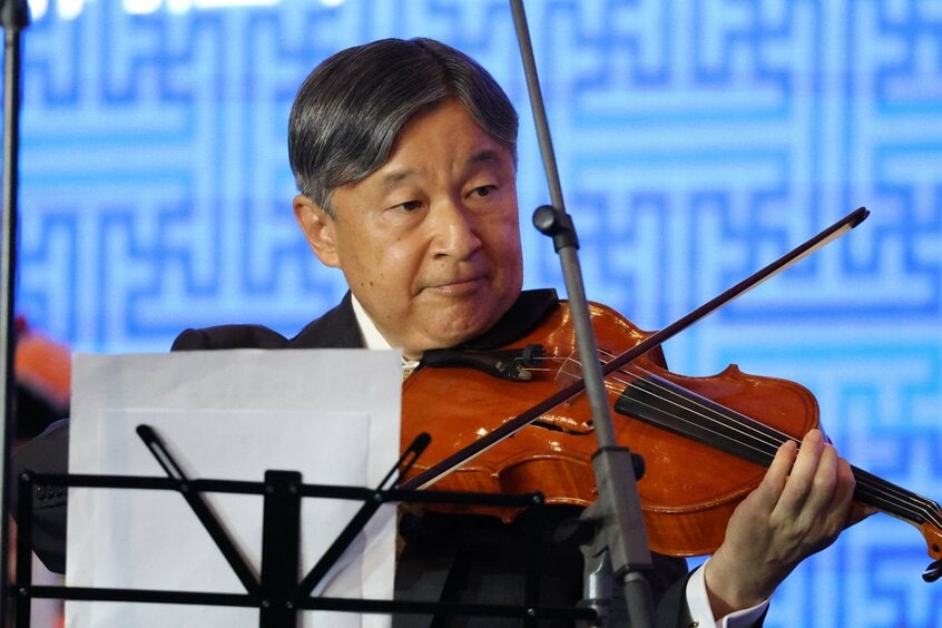 モンゴルのフレルスフ大統領主催の晩餐(ばんさん)会でビオラを演奏する天皇陛下。本番直前にも練習を重ねていた陛下の努力を知る皇后さまは、陛下の演奏をあたたかな眼差しで見守った=2025年7月8日午後7時57分、ウランバートル