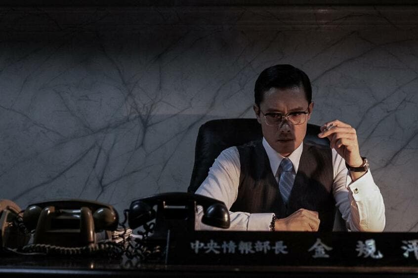 映画「KCIA 南山の部長たち」でKCIAのトップを演じるイ・ビョンホン。同作は東京・シネマート新宿ほか全国公開中 (c)2020 SHOWBOX, HIVE MEDIA CORP AND GEMSTONE PICTURES ALL RIGHTS RESERVED.