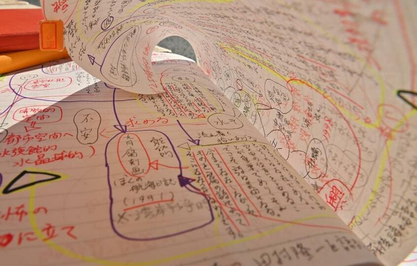 和合の創作ノート。彼の思考の跡が見えるようだ。夜は学校やレギュラーを持っているラジオの収録があるため、毎朝5時に起床し出勤までの時間を創作にあてる。多忙な毎日だが、彼は詩を書かずにはいられない(撮影/東川哲也)