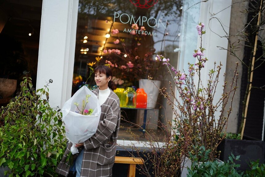 家族でオランダを訪れ、持続可能な花の事業を学んだ（前田さん提供）