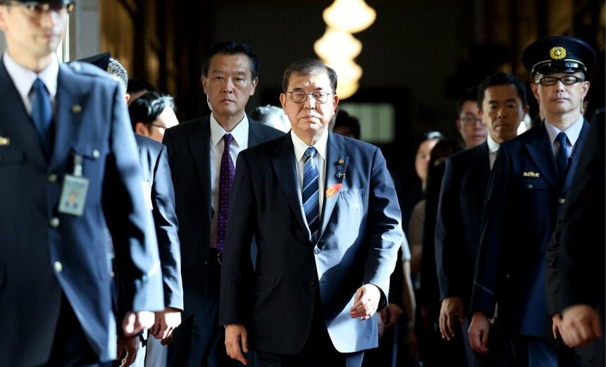 首相指名選挙を終え、あいさつのために国会内を回る石破茂首相（10月1日）