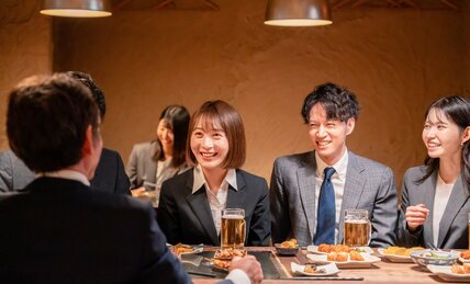 「飲み会なんて参加したくない!!」 いまどきの新入社員は「お酒の席」をなぜ嫌がるのか? 20代は「飲まない派」が増加、"ノンアル飲み会"も