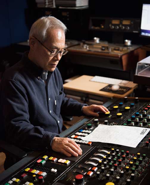 小鐵徹さん(74)による職人的な作業工程を経て、今もここからレコードの名品が世に送り出される(撮影/堀内慶太郎)