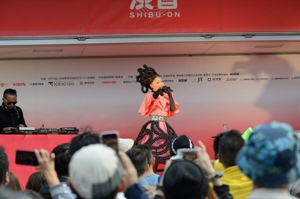 野宮真貴、「渋谷ファッションウイーク」でショーとライブパフォーマンスを披露