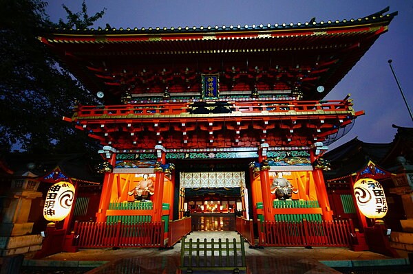 神田明神の入り口正面に構える、威厳のある朱塗りの随神門