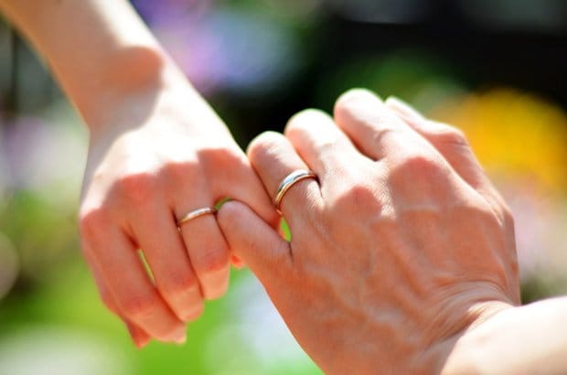 初めての結婚指輪。他人の薬指につい目が行っていた日々。今日から自分の指にも指輪が（※写真はイメージ）