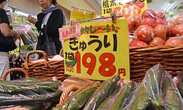 １６日、東京都練馬区の「アキダイ関町本店」では、キュウリが４本１９８円。天候不順の昨今ではお買い得価格だ　（ｃ）朝日新聞社