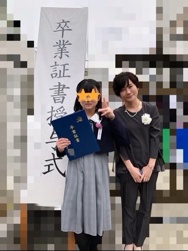 小学校の卒業式での様子（小林由美子さんオフィシャルブログより）