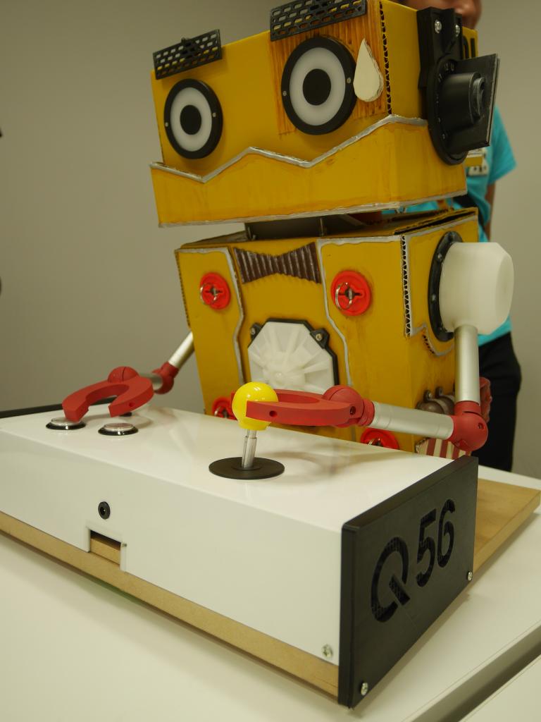 真剣な表情でゲームをするロボット「Q56」（写真／バンダイナムコ研究所）