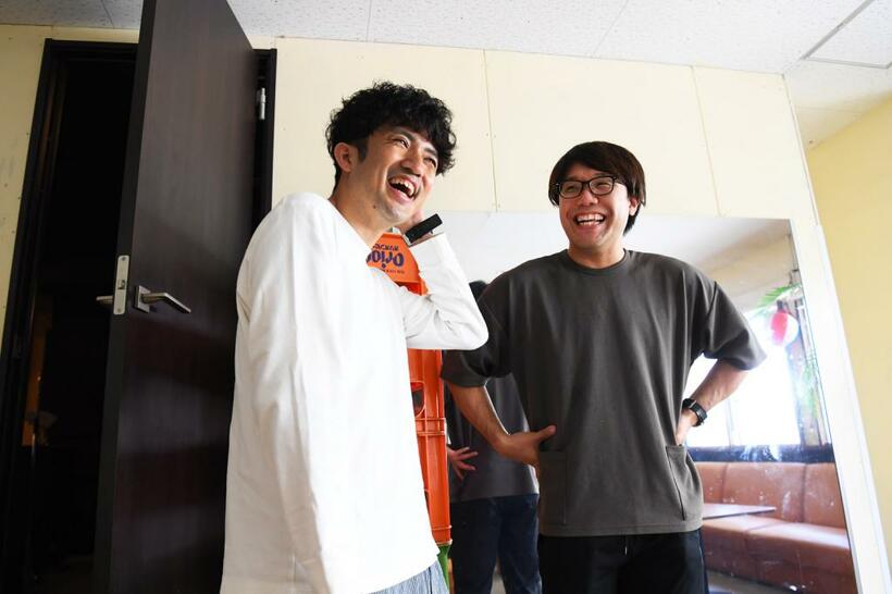 相方の金城は、「せやろがいおじさんの誕生については、ぼくはノータッチですが、今までの榎森とは別人のような感覚です。政治的なことをやりだしたときは『おいおい、大丈夫か』と思いました」と笑う