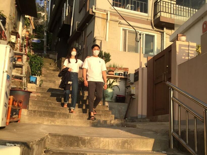セロイが幼なじみのオ・スア（クォン・ナラ）をおぶって歩くシーンが撮影された階段。記念撮影する人もいた（写真・鈴木はな）