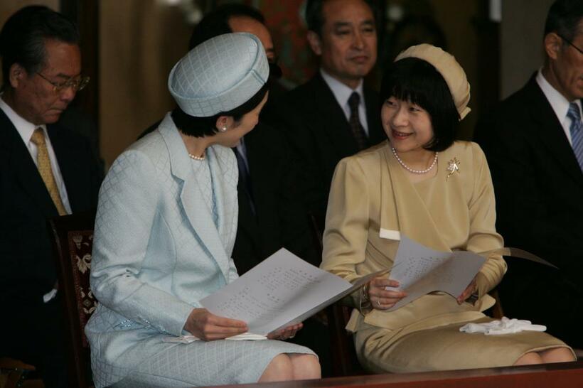 2005年、春季雅楽演奏会を鑑賞に訪れ、開演前に話す紀子さまと紀宮さま (c)朝日新聞社
