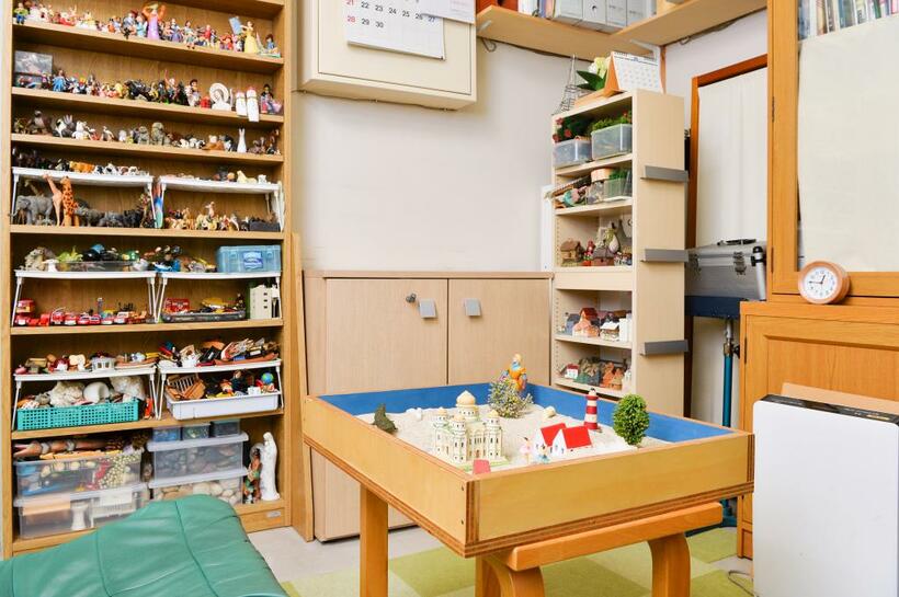 箱庭療法の部屋には数多くの小物が並ぶ。「健康な人も箱庭療法を通して自分の新たな一面に気づくこともある」と三宅さん（撮影／写真部・掛祥葉子）