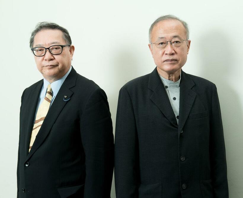 角谷浩一（かくたに・こういち）写真左／　1961年、神奈川県生まれ。政治ジャーナリスト。日本大学卒。東京タイムズを経て小学館「週刊ポスト」、テレビ朝日で政治を担当。テレビの情報番組などのコメンテーターとしても活躍中。有田芳生（ありた・よしふ）／　1952年、京都府生まれ。フリージャーナリスト、前参院議員。立命館大学卒。統一教会、オウム真理教事件などの報道に携わる。政治家として北朝鮮拉致問題、ヘイトスピーチ問題などに取り組む。（撮影／写真映像部・戸嶋日菜乃）