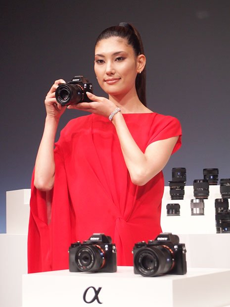 α７Ｒの本体は４０７グラム。一眼レフカメラの機能を小さなボディに凝縮　（c）朝日新聞社　＠＠写禁