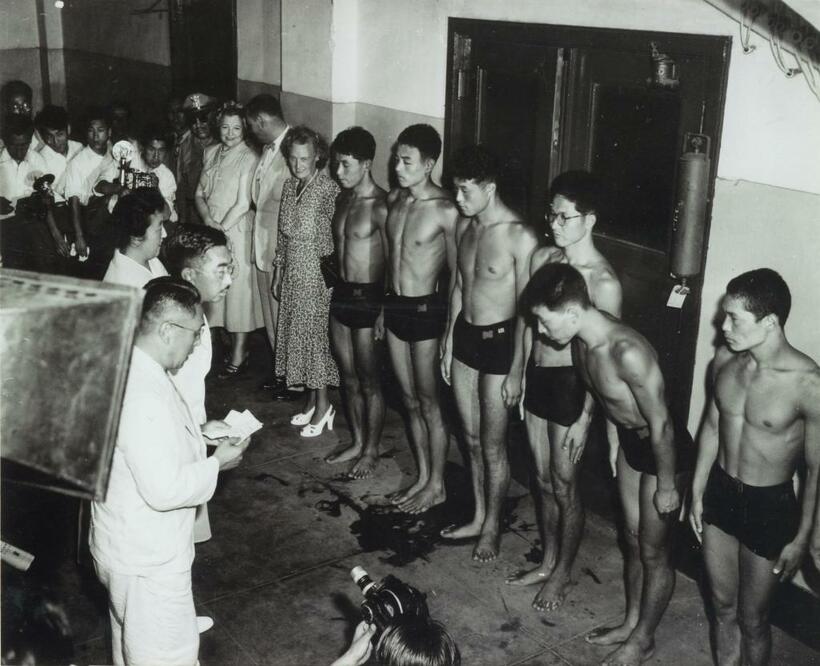 ４９年の日本選手権で昭和天皇に選手を紹介する田畑政治（手前左）（ｃ）朝日新聞社