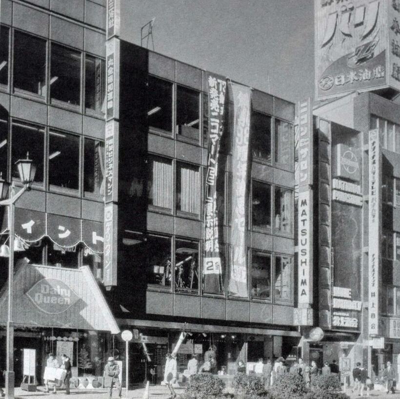 開館当初、銀座ニコンサロンは銀座中央通りの松島眼鏡店3階にあった（1973年撮影）